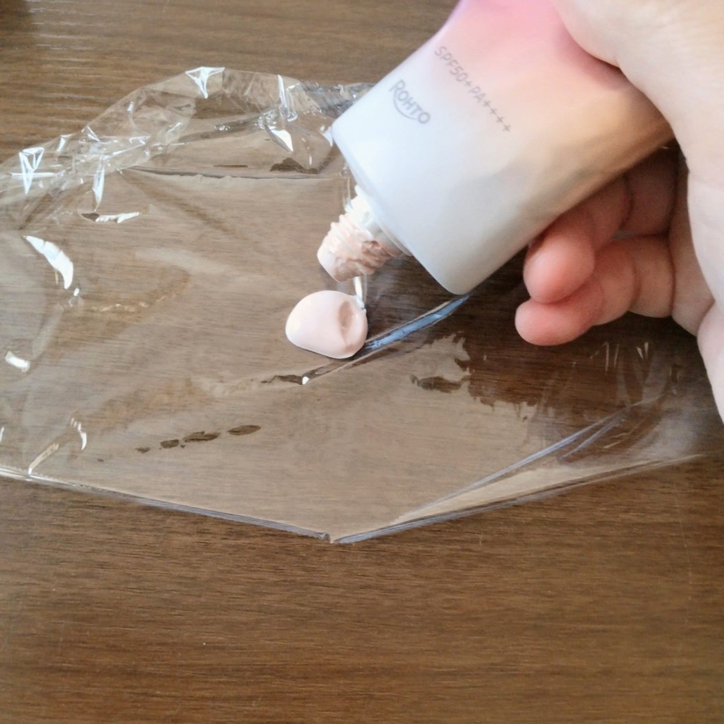 その日に使う分の日焼け止めをラップに包んで持ち歩く