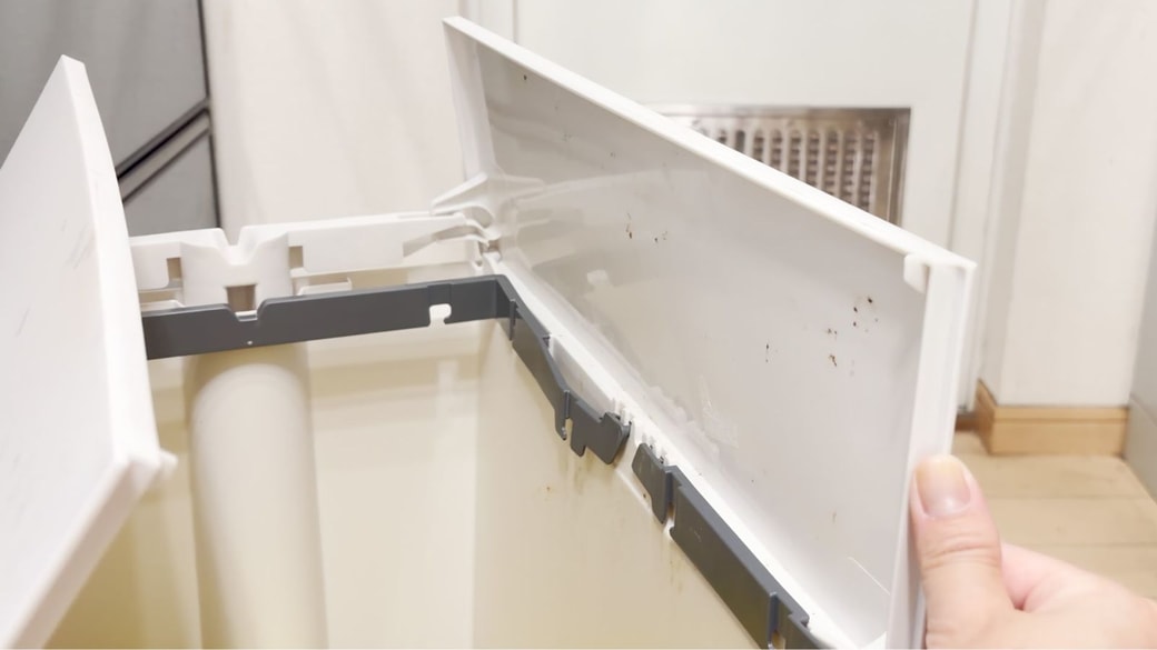 汚れが気になるゴミ箱フタ裏