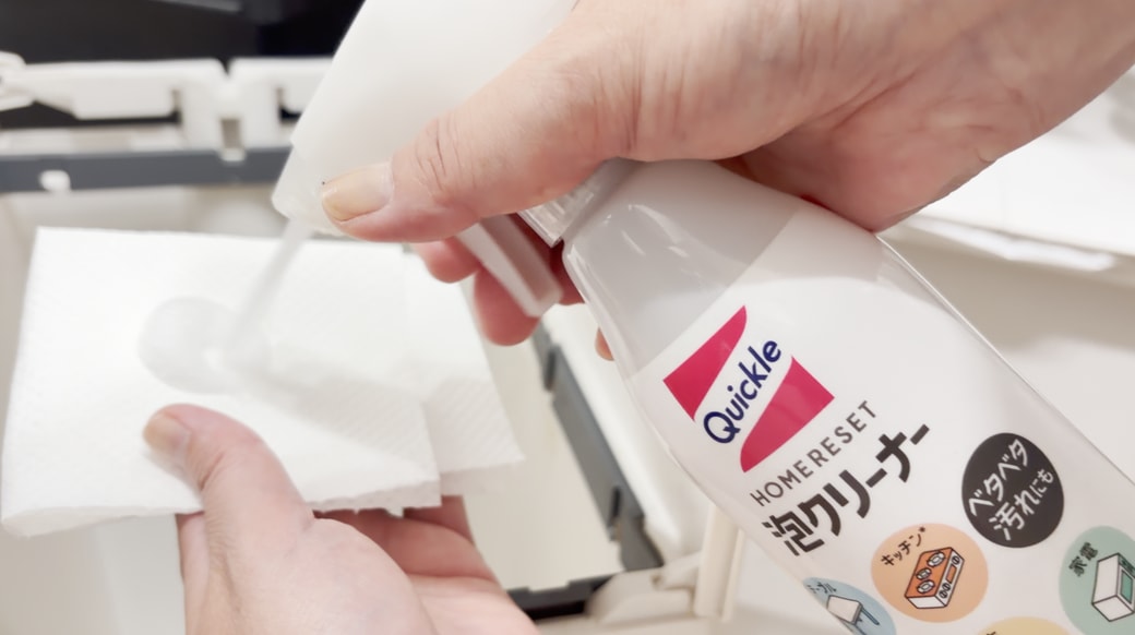 キッチンペーパーに洗剤をスプレーする
