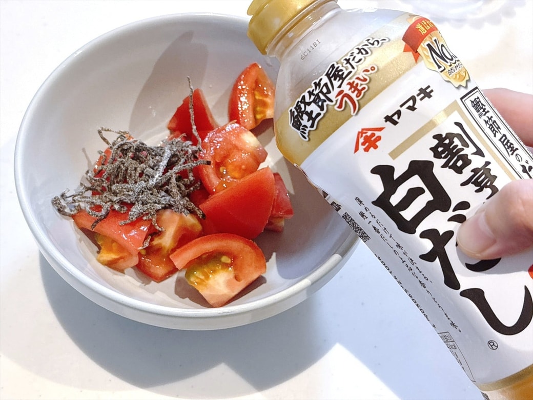 手順2．塩昆布・白だし・白ごまを加えて混ぜる