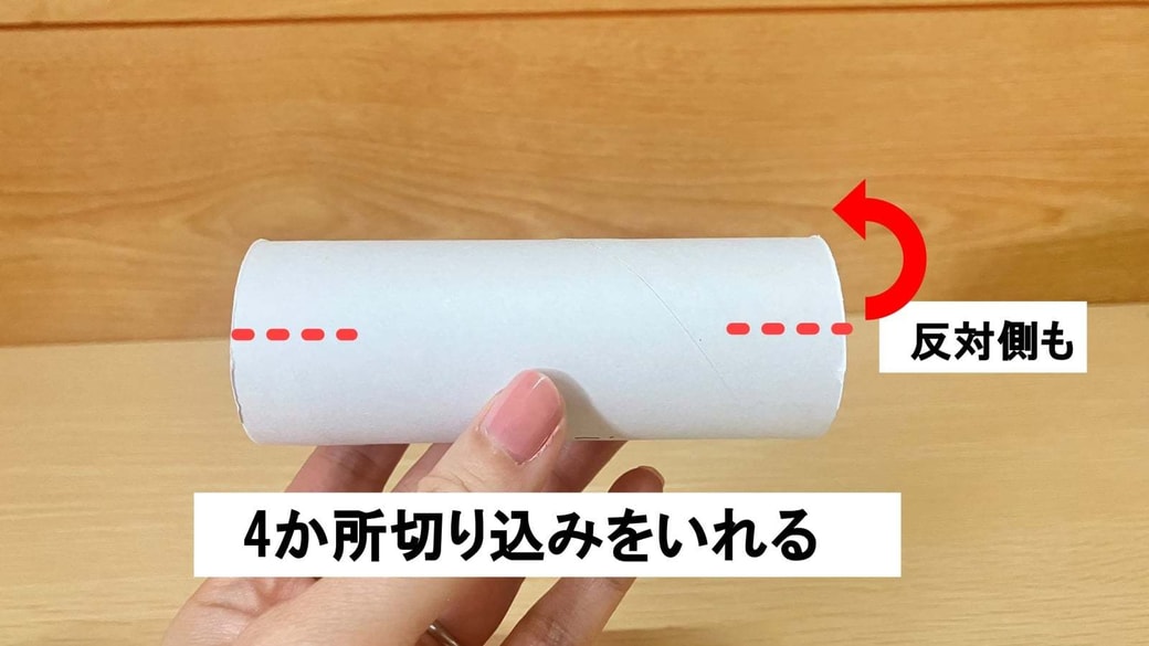 芯の切り込みに輪ゴムをはめ込む