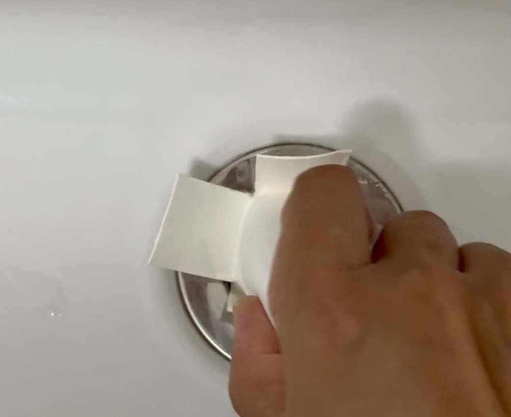芯を排水口に差し込んで掃除する様子