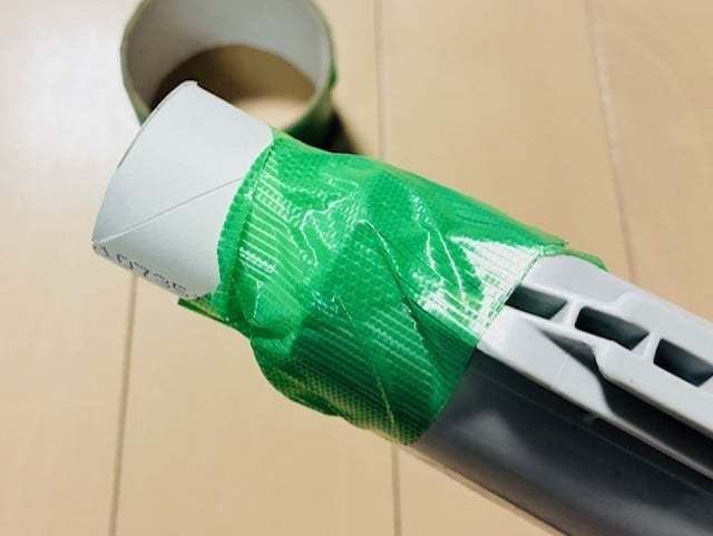 芯をつけた掃除機でサッシを掃除する様子