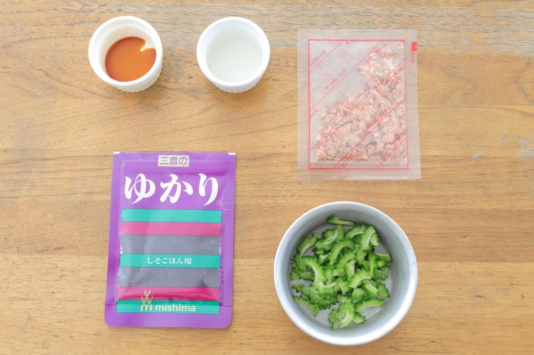 「ゆかりとゴーヤのおかかおにぎり」
