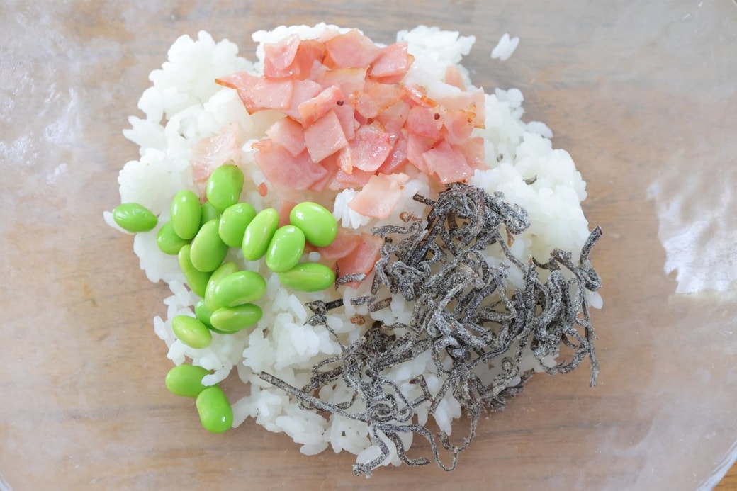 「枝豆とベーコンと塩こんぶのおにぎり」