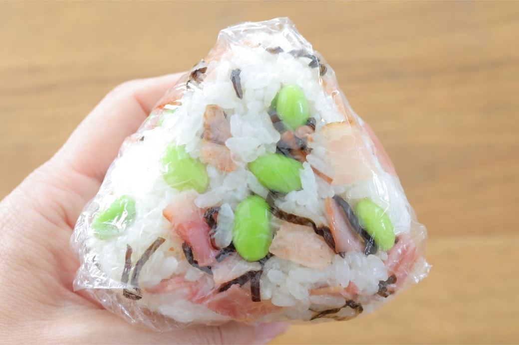 「枝豆とベーコンと塩こんぶのおにぎり」