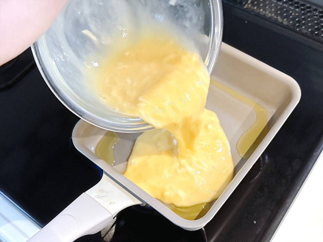 手順2．フライパンにオリーブオイルをひき、卵液を流し入れる