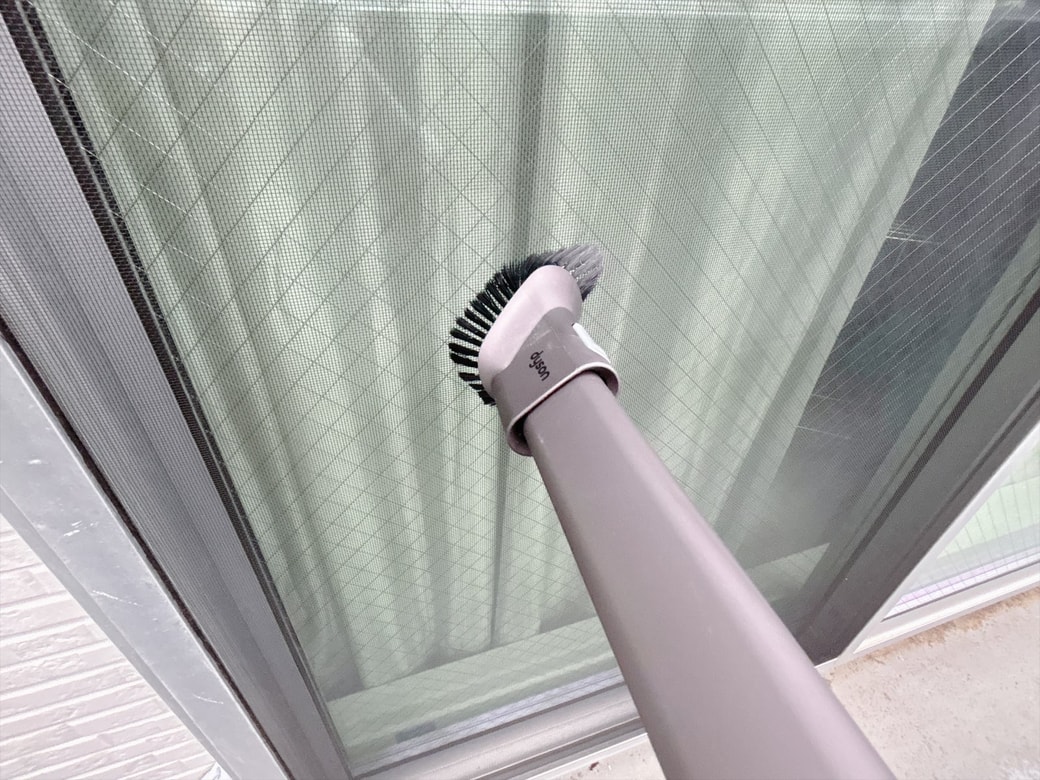 順1.網戸の外側の汚れを掃除機で吸い取る