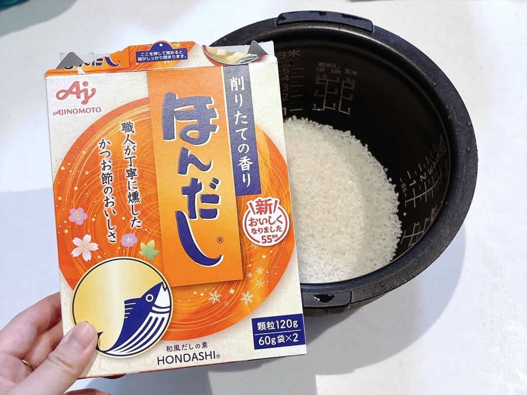 ごはんに「ほんだし」を入れて炊く