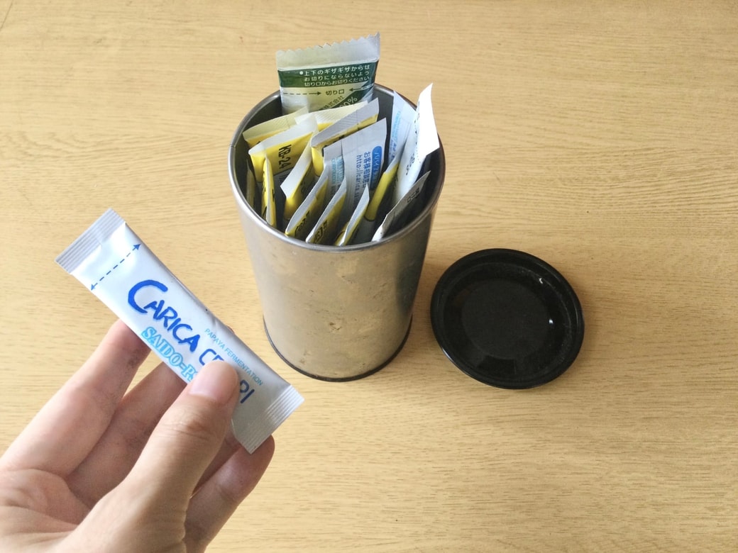 茶筒に個包装のステックを立てて収納する