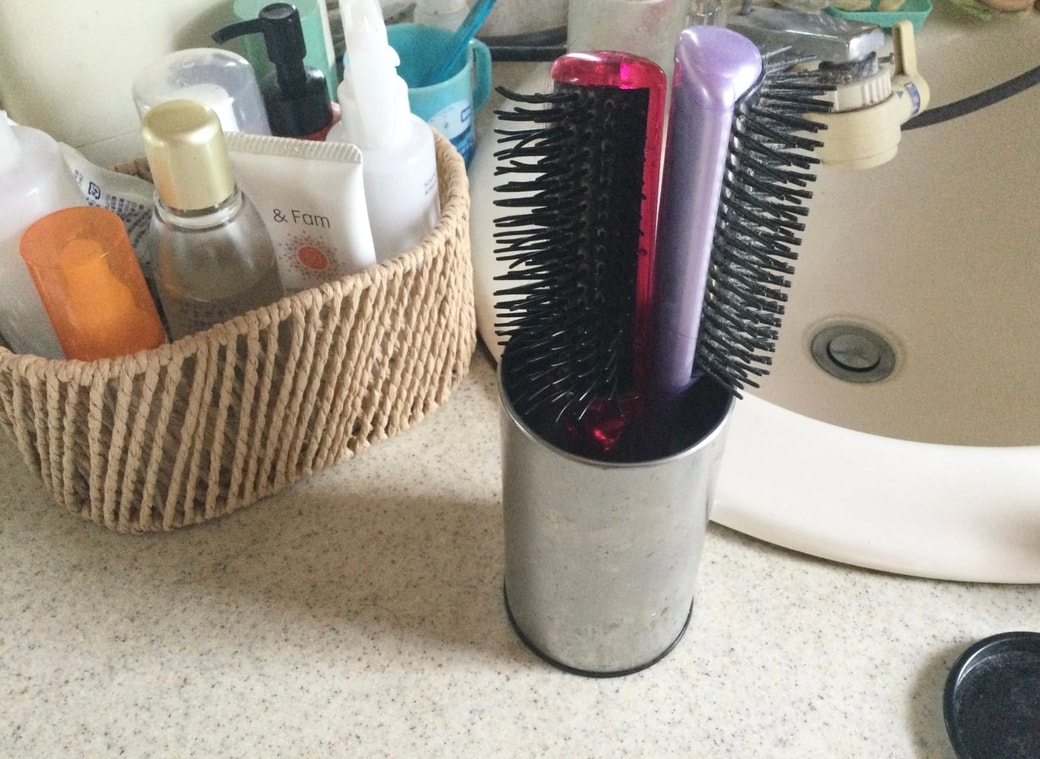 茶筒にヘアブラシを立てる