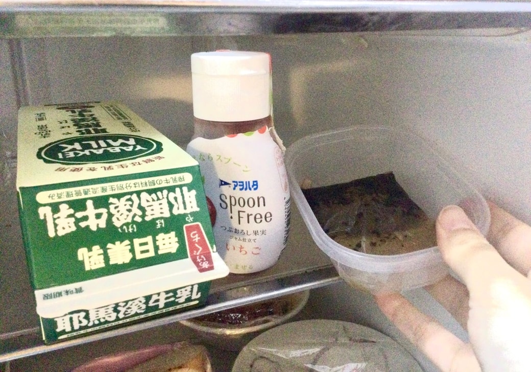麦茶パックを冷蔵庫に置く様子