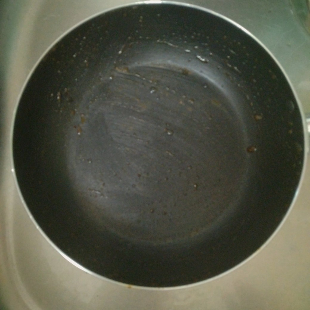 麦茶パックで予洗いしたフライパン