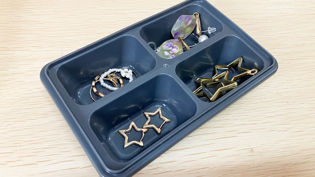指輪などを製氷皿に並べた様子