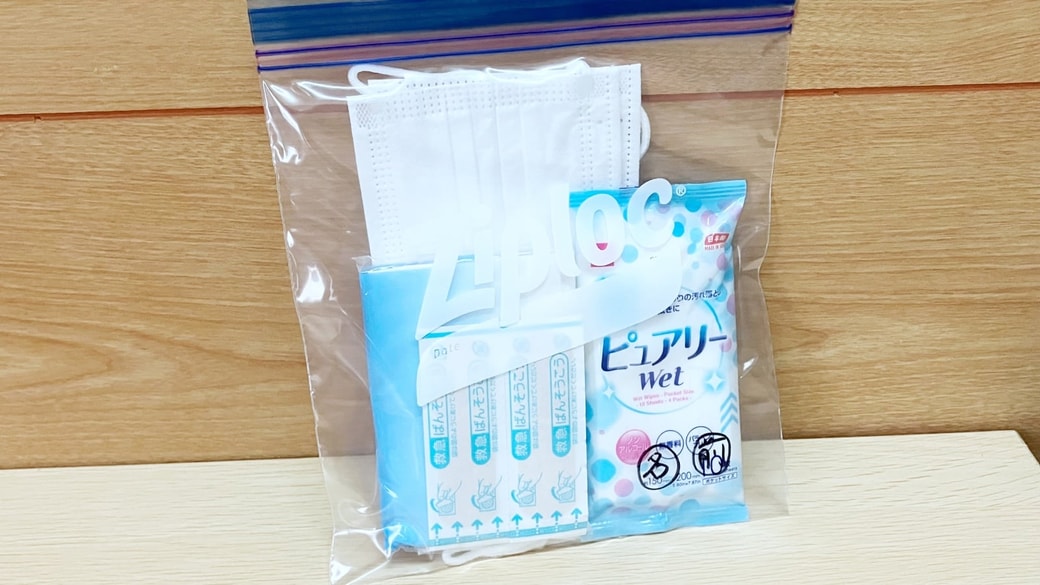 ジップ付き袋の衛生用品を収納