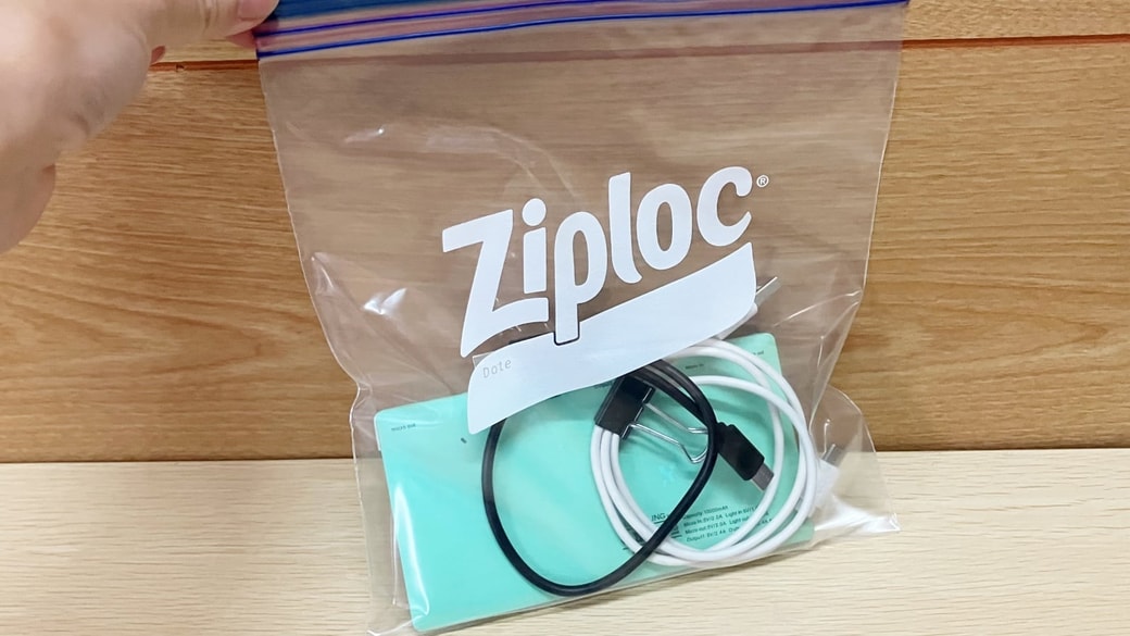 ジップ付き袋に充電グッズをひとまとめにする
