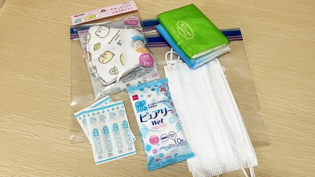 マスクや絆創膏を並べた様子