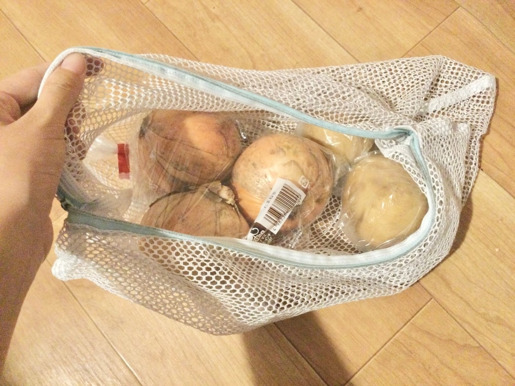 洗濯ネットに野菜のストックを保管