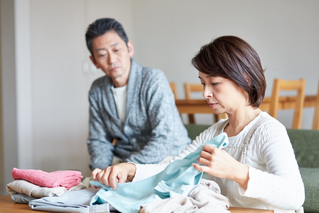 洗濯物を畳む妻