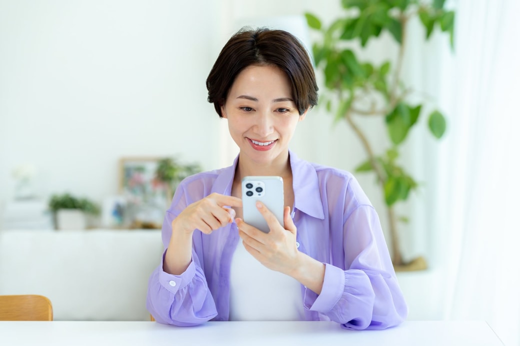 スマホを見る女性