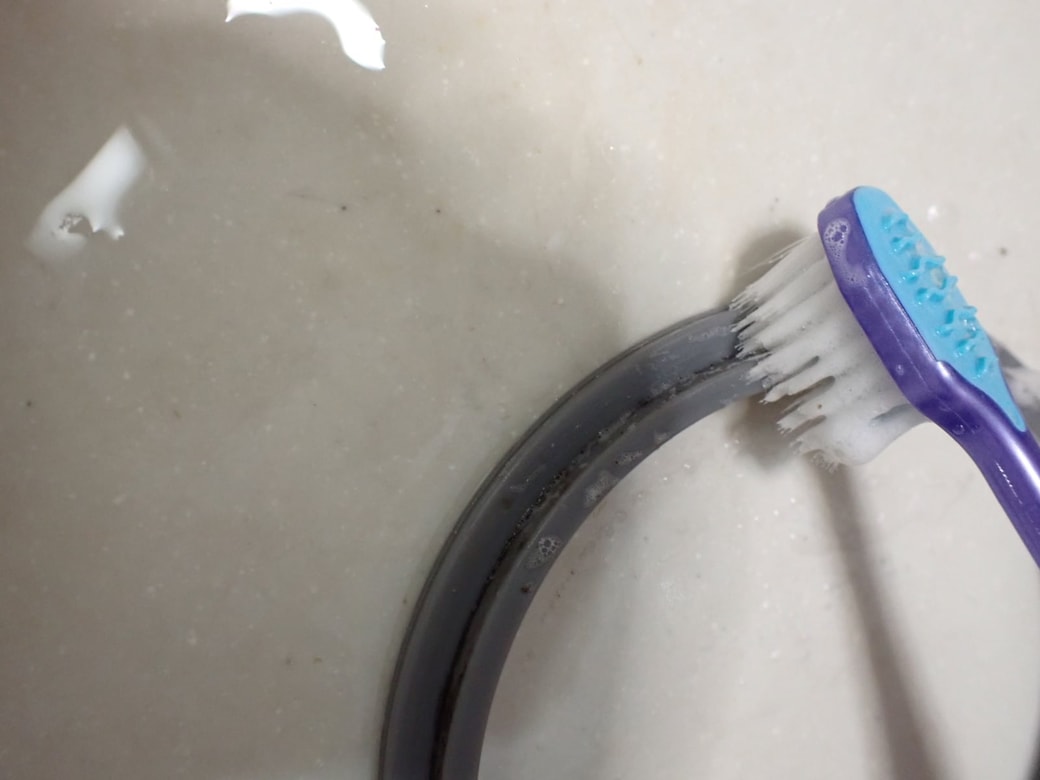 歯ブラシと食器用洗剤で洗う