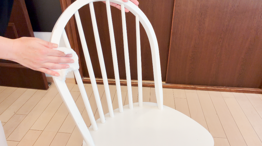 背もたれを拭く