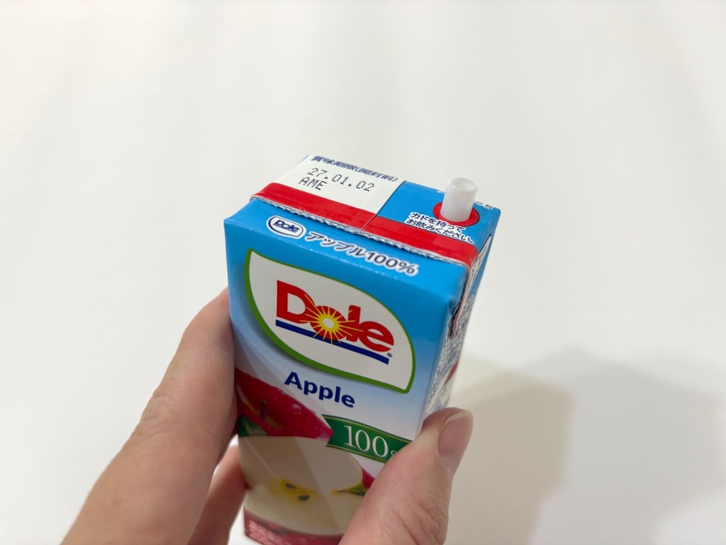 ストローがパック内に押し込まれて飲みにくい