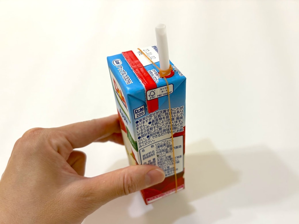 ストローに輪ゴムを巻きつけて動きにくくする