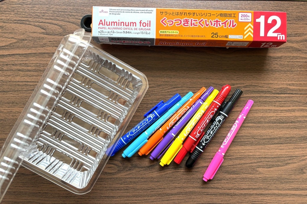 使い捨てお弁当箱、油性マジック、アルミホイル