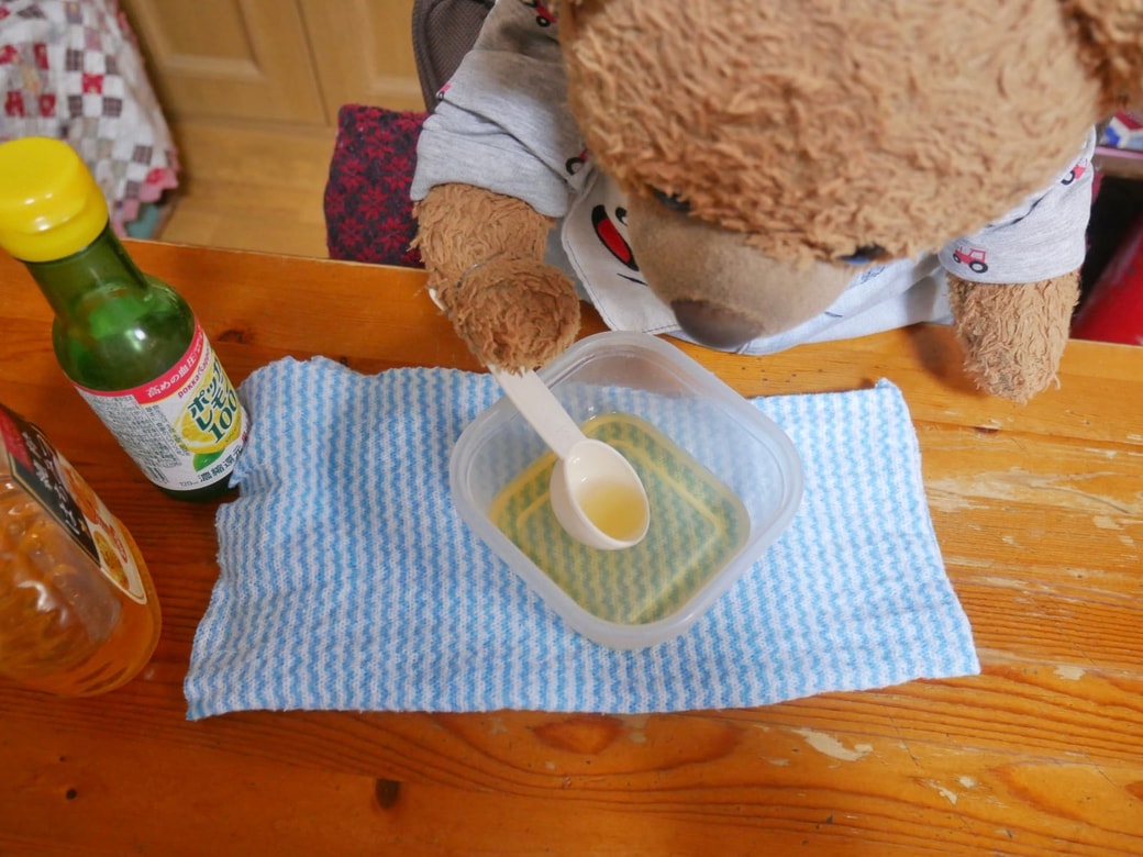 はちみつレモンソースの材料を混ぜる