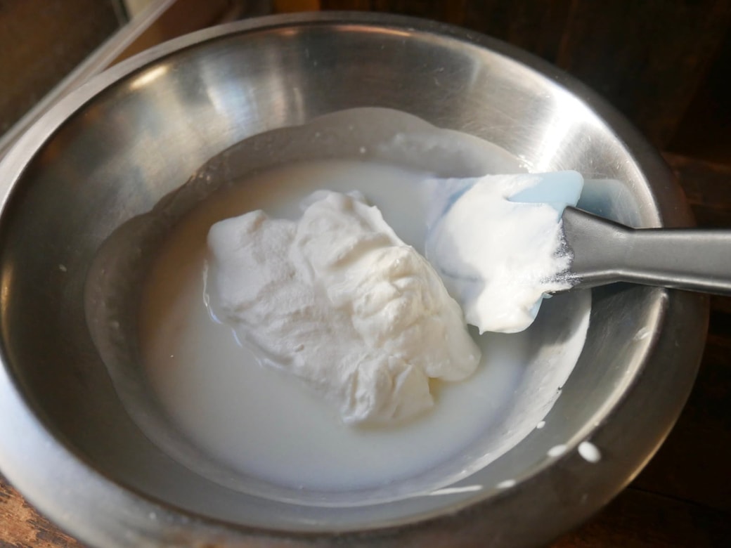 生クリームを混ぜ合わせる