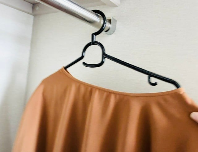 ハンガーからずり落ちる洋服