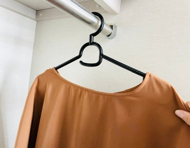 ハンガーからずり落ちる洋服