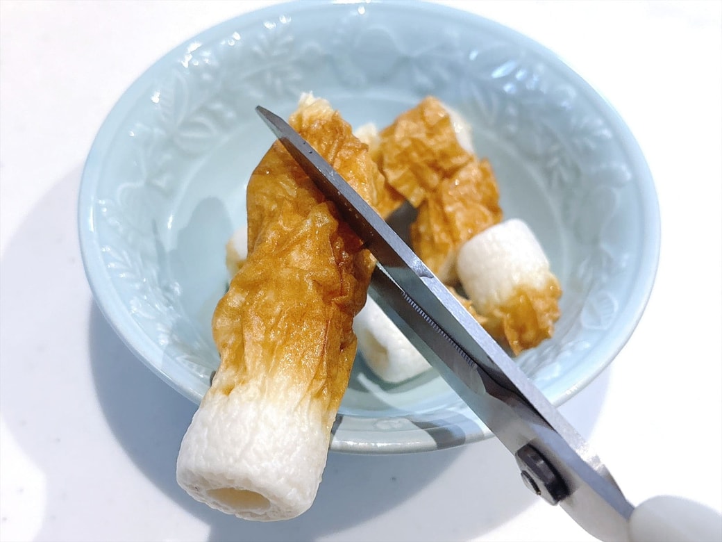 手順1.ちくわをキッチンばさみでカットして、耐熱容器に入れる