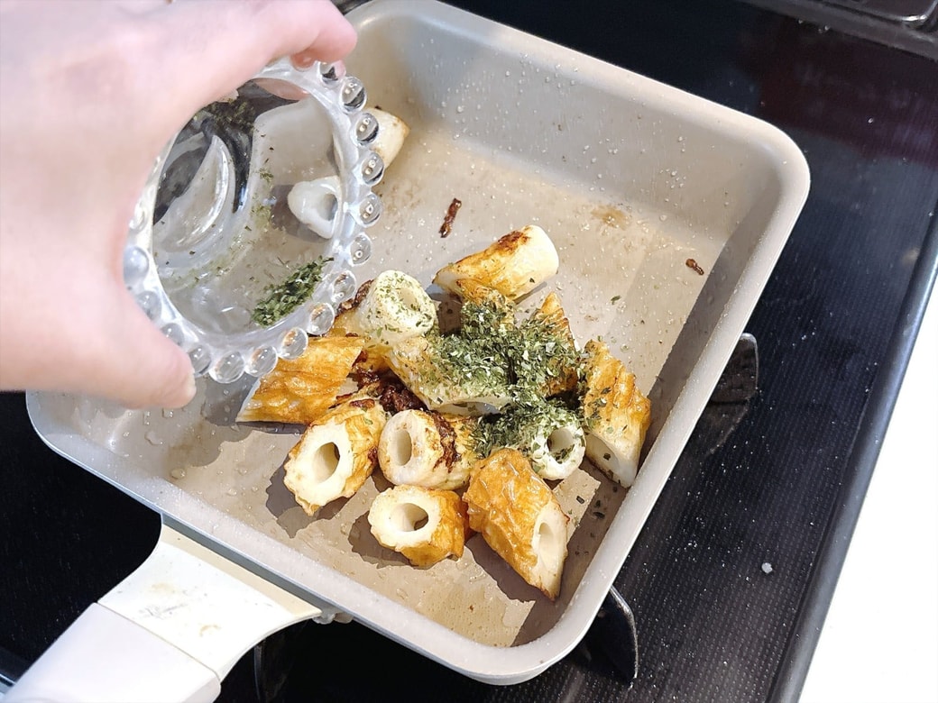 手順2.中火でさっと炒めたら、青のりかあおさを絡める