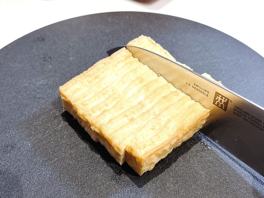 手順1.厚揚げを食べやすい大きさにカットして、耐熱皿にのせる