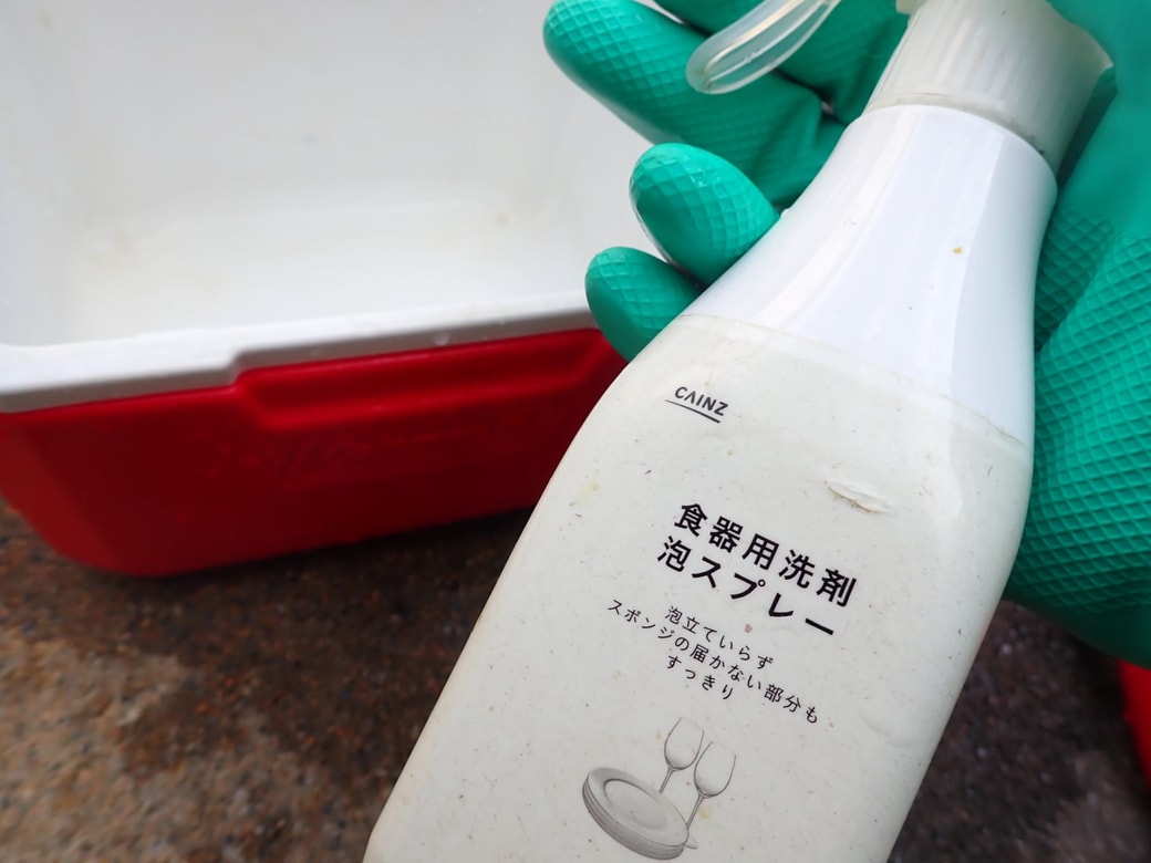 食器用洗剤で洗う