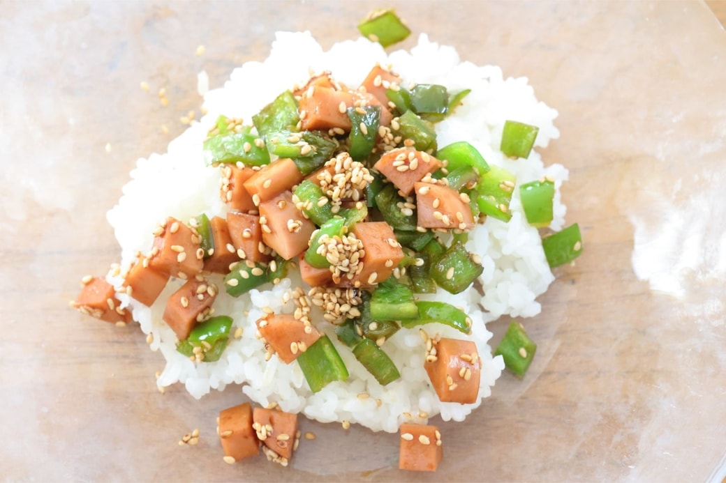 「魚肉ソーセージとピーマンのおにぎり」