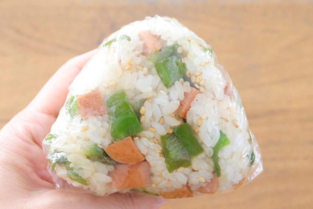 「魚肉ソーセージとピーマンのおにぎり」