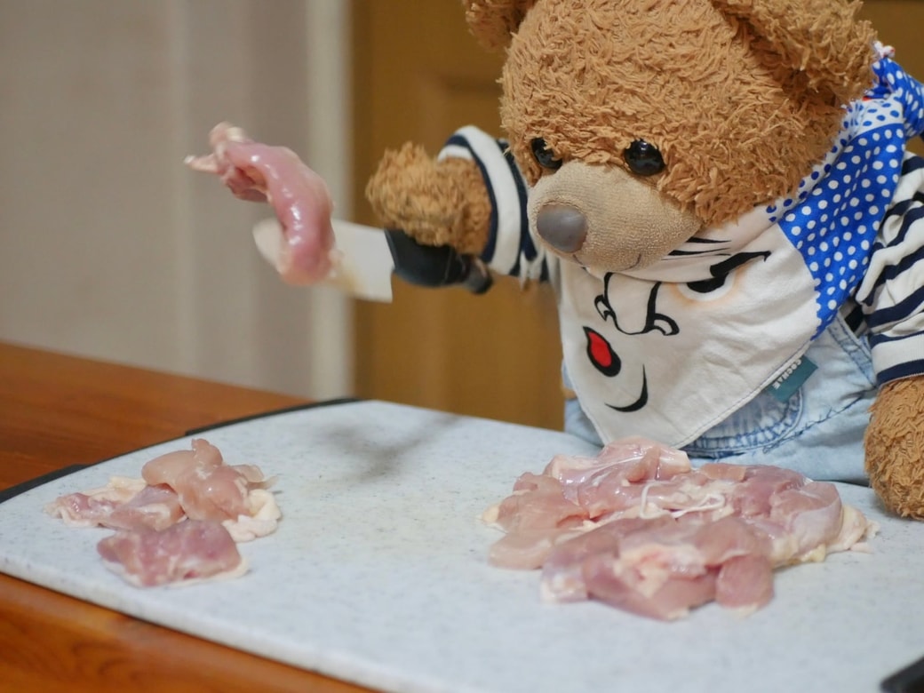 鶏肉を切る