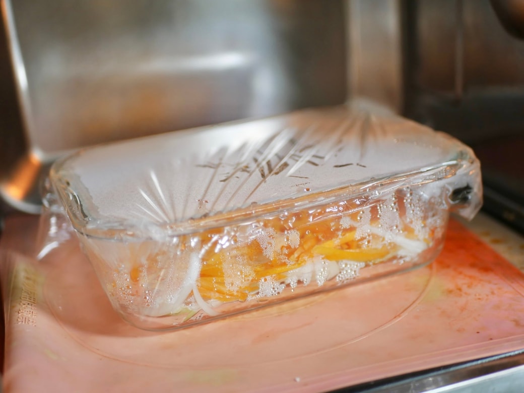 玉ねぎと人参を電子レンジで加熱する