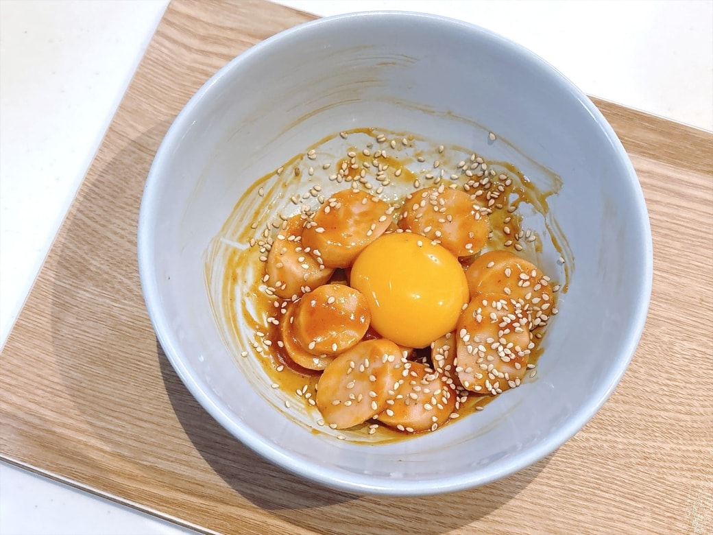 できあがった「魚肉ソーセージのユッケ風」