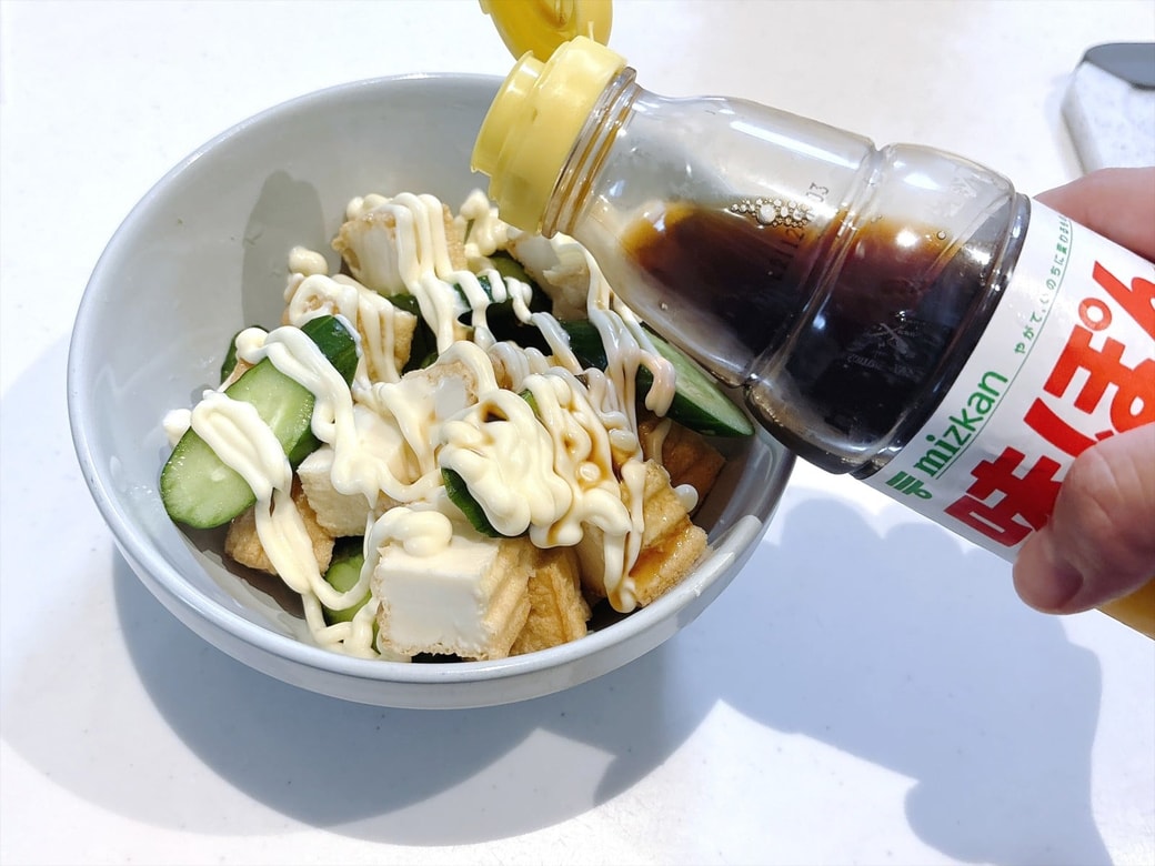 手順2．マヨネーズとポン酢を加えて混ぜたら、かつお節をのせる
