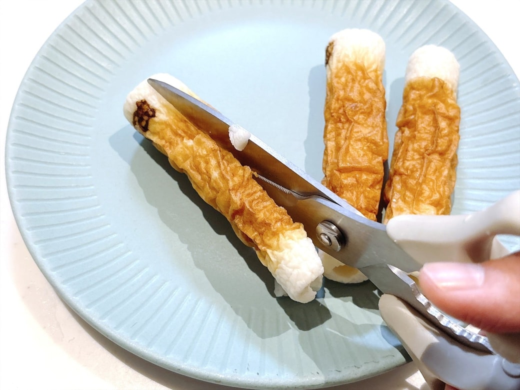 手順1．ちくわとスライスチーズを半分にカットする