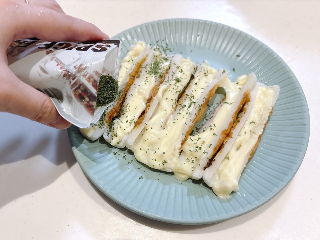 手順3．乾燥パセリをふる