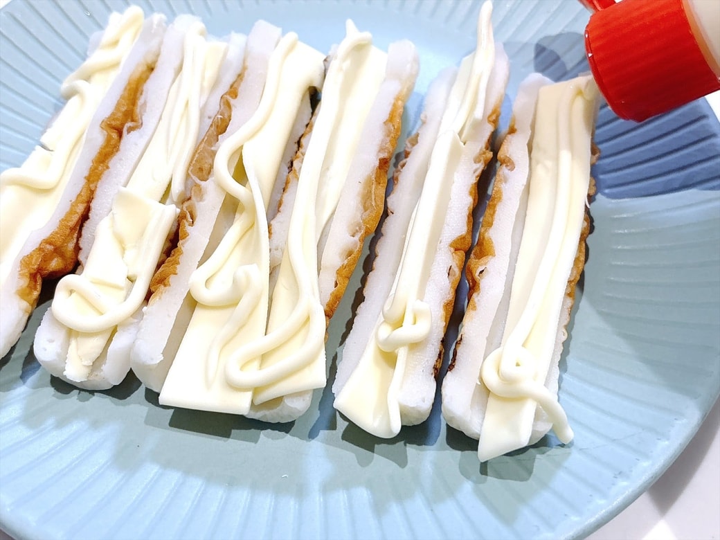 手順2．ちくわにスライスチーズをのせる