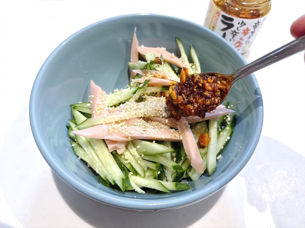 手順2.食べるラー油・ごま油・すりごま・鶏ガラスープの素を加えて、ざっと混ぜる