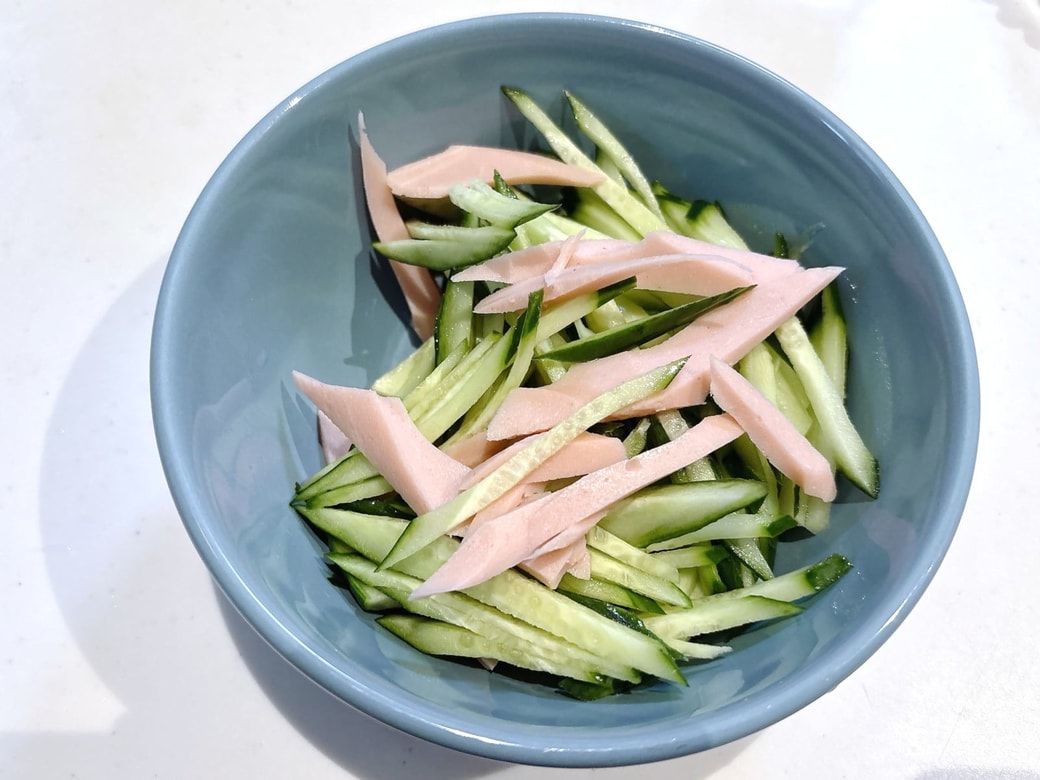 手順1.魚肉ソーセージときゅうりを千切りにする