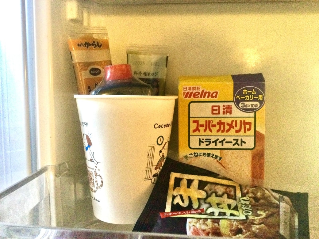 紙コップに立てたスティック調味料