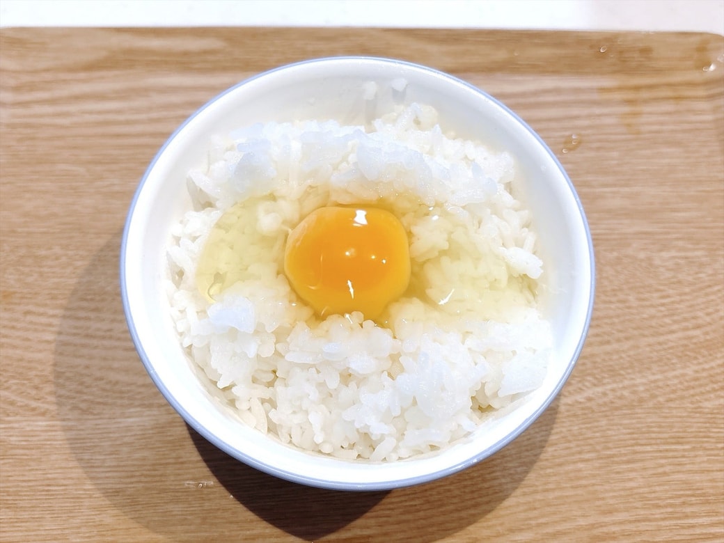 手順1.茶碗にごはんを盛り、卵を割り入れる